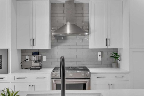 35 Versant View Sw, Calgary, AB - Indoor Photo Showing Kitchen With Upgraded Kitchen