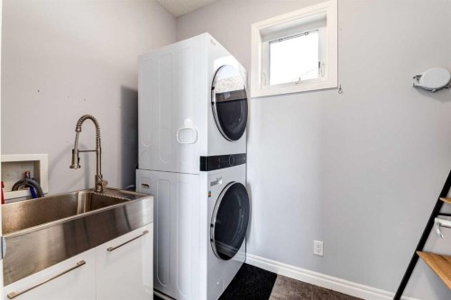 14 Marquis Heights Se, Calgary, AB - Indoor Photo Showing Laundry Room