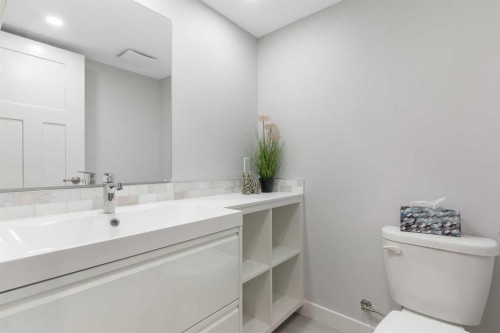 167 Fireside Drive, Cochrane, AB - Indoor Photo Showing Bathroom