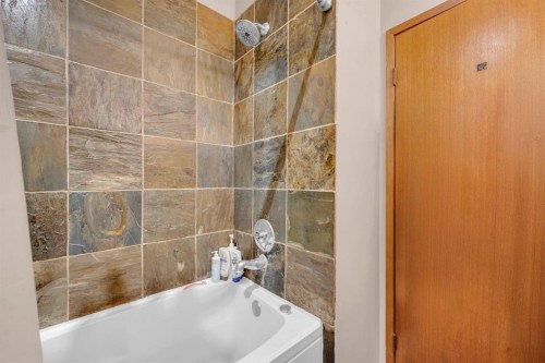 4013 Vance Place Nw, Calgary, AB - Indoor Photo Showing Bathroom