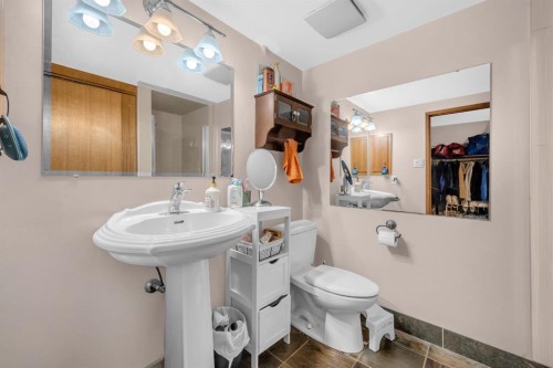 4013 Vance Place Nw, Calgary, AB - Indoor Photo Showing Bathroom