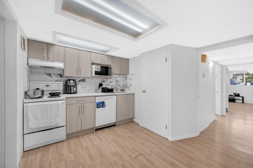 4013 Vance Place Nw, Calgary, AB - Indoor Photo Showing Kitchen