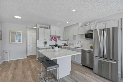 302-3 Somervale View Sw, Calgary, AB - Indoor Photo Showing Kitchen With Upgraded Kitchen