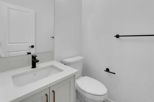 200 Starling Place Nw, Calgary, AB - Indoor Photo Showing Bathroom