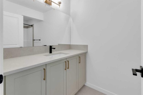 200 Starling Place Nw, Calgary, AB - Indoor Photo Showing Bathroom