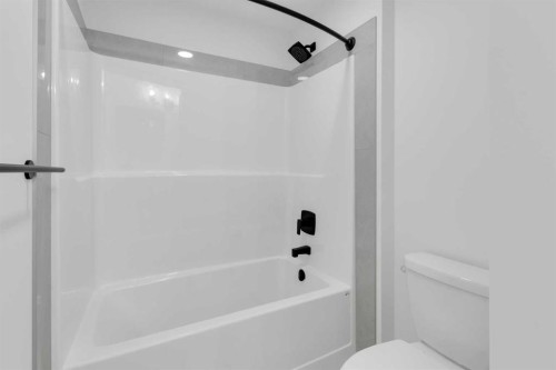 200 Starling Place Nw, Calgary, AB - Indoor Photo Showing Bathroom
