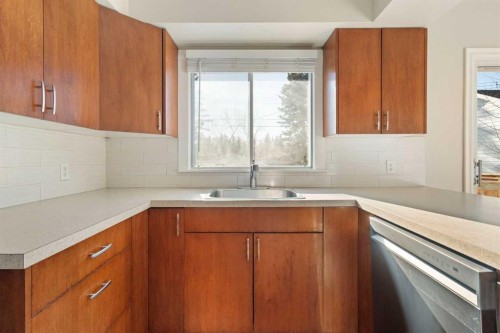 19 Carmangay Crescent Nw, Calgary, AB - Indoor Photo Showing Kitchen