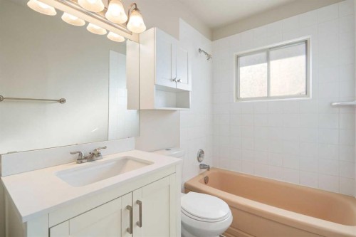 19 Carmangay Crescent Nw, Calgary, AB - Indoor Photo Showing Bathroom