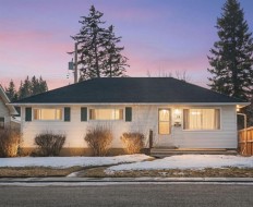 19 Carmangay Crescent NW Calgary, AB T2L 0S8
