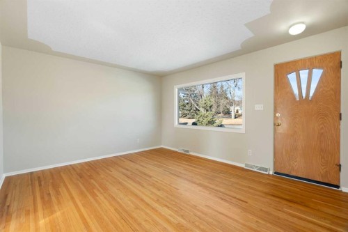 19 Carmangay Crescent Nw, Calgary, AB - Indoor Photo Showing Other Room