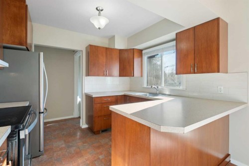 19 Carmangay Crescent Nw, Calgary, AB - Indoor Photo Showing Kitchen