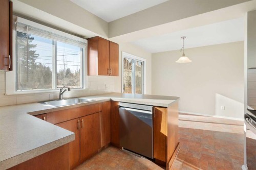 19 Carmangay Crescent Nw, Calgary, AB - Indoor Photo Showing Kitchen