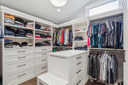 419 47 Avenue Sw, Calgary, AB - Indoor With Storage