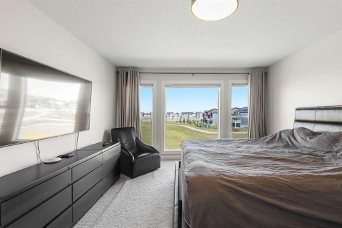 52 Evansfield Manor Nw, Calgary, AB - Indoor Photo Showing Bedroom