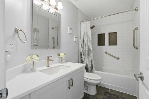 7 Bridleridge Link Sw, Calgary, AB - Indoor Photo Showing Bathroom