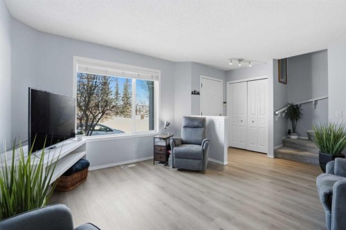 7 Bridleridge Link Sw, Calgary, AB - Indoor Photo Showing Living Room