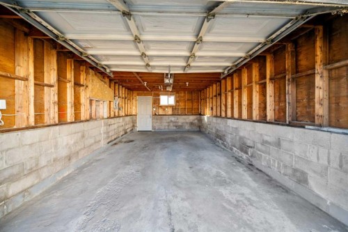 4520 Greenview Drive Ne, Calgary, AB - Indoor Photo Showing Garage