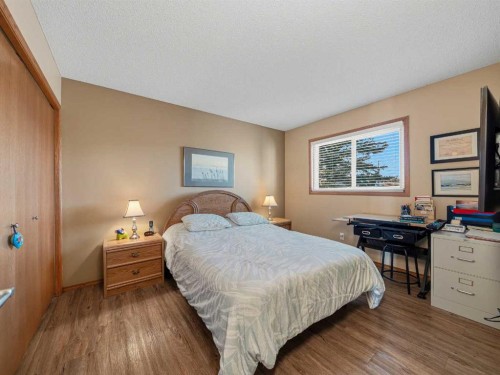 12 Deer Ridge Close Se, Calgary, AB - Indoor Photo Showing Bedroom