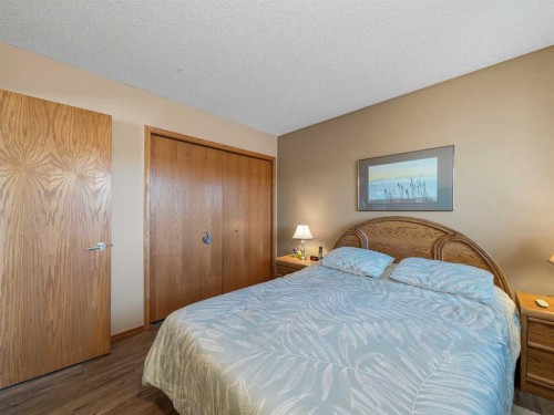 12 Deer Ridge Close Se, Calgary, AB - Indoor Photo Showing Bedroom