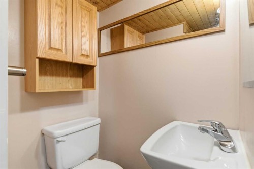 38 Springwood Crescent Se, Airdrie, AB - Indoor Photo Showing Bathroom
