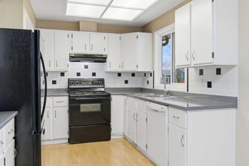38 Springwood Crescent Se, Airdrie, AB - Indoor Photo Showing Kitchen