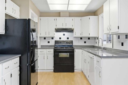 38 Springwood Crescent Se, Airdrie, AB - Indoor Photo Showing Kitchen