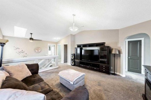 285 Evanspark Gardens Nw, Calgary, AB - Indoor Photo Showing Living Room