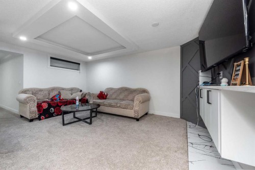 133 Woodbrook Road Sw, Calgary, AB - Indoor