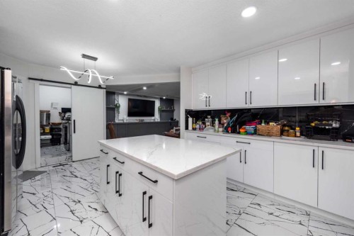 133 Woodbrook Road Sw, Calgary, AB - Indoor Photo Showing Kitchen