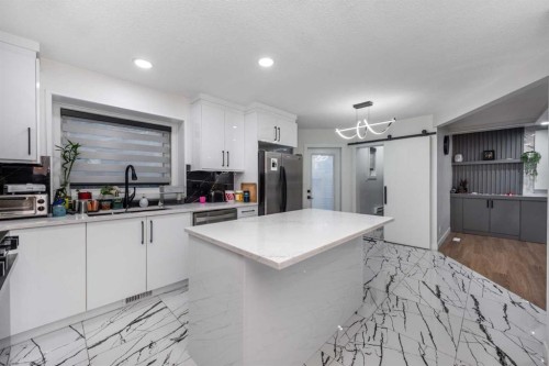 133 Woodbrook Road Sw, Calgary, AB - Indoor Photo Showing Kitchen