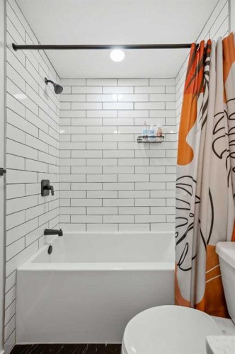 161 Lavender Manor Se, Calgary, AB - Indoor Photo Showing Bathroom