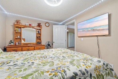 131 San Fernando Crescent Ne, Calgary, AB - Indoor Photo Showing Bedroom