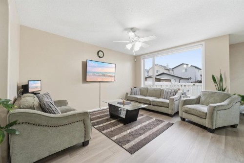 131 San Fernando Crescent Ne, Calgary, AB - Indoor Photo Showing Living Room