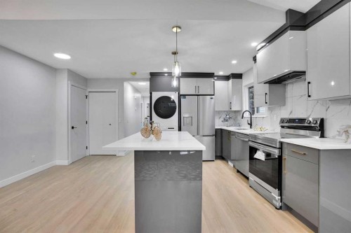 23 Shawmeadows Place Sw, Calgary, AB - Indoor Photo Showing Kitchen