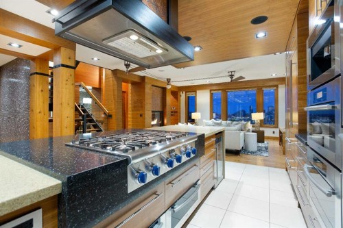 738 Crescent Road Nw, Calgary, AB - Indoor Photo Showing Kitchen With Upgraded Kitchen