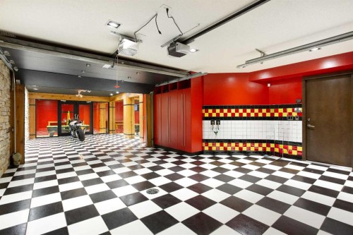 738 Crescent Road Nw, Calgary, AB - Indoor Photo Showing Garage