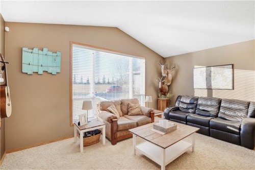 272210 Range Road 291 Ne, Airdrie, AB - Indoor Photo Showing Living Room