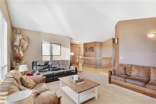 272210 Range Road 291 Ne, Airdrie, AB - Indoor Photo Showing Living Room