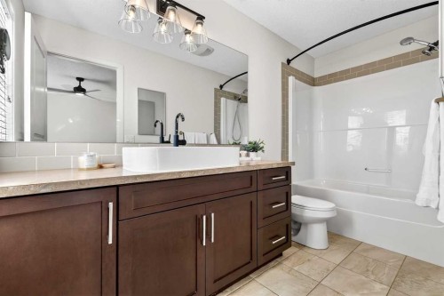 345 Mahogany Boulevard Se, Calgary, AB - Indoor Photo Showing Bathroom