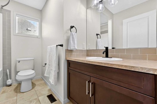 345 Mahogany Boulevard Se, Calgary, AB - Indoor Photo Showing Bathroom