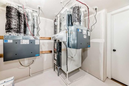 535 Tekarra Drive Nw, Calgary, AB - Indoor Photo Showing Other Room