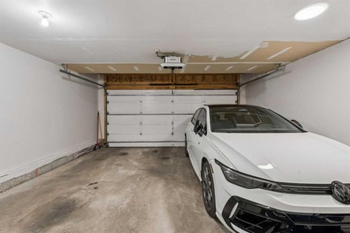 328 Douglas Glen Heath Se, Calgary, AB - Indoor Photo Showing Garage