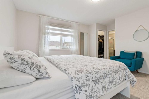 328 Douglas Glen Heath Se, Calgary, AB - Indoor Photo Showing Bedroom
