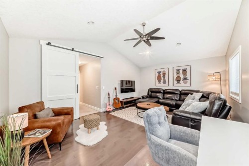 335 Morningside Crescent Sw, Airdrie, AB - Indoor Photo Showing Living Room