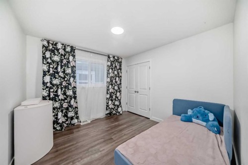 19 Valley Pointe Way Nw, Calgary, AB - Indoor Photo Showing Bedroom