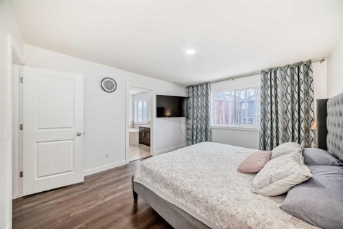 19 Valley Pointe Way Nw, Calgary, AB - Indoor Photo Showing Bedroom