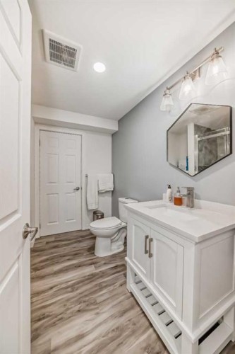 19 Valley Pointe Way Nw, Calgary, AB - Indoor Photo Showing Bathroom