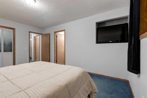 26 Somercrest Circle Sw, Calgary, AB - Indoor Photo Showing Bedroom