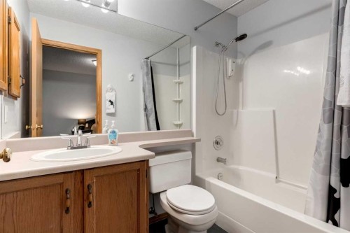 26 Somercrest Circle Sw, Calgary, AB - Indoor Photo Showing Bathroom