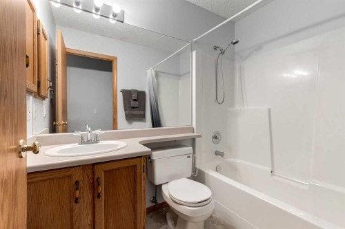 26 Somercrest Circle Sw, Calgary, AB - Indoor Photo Showing Bathroom